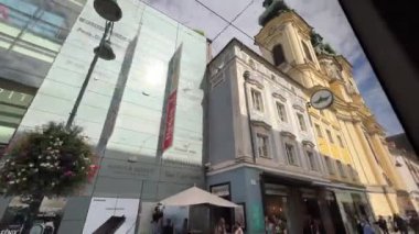 Linz Landstrasse ve tramvaydan görünen tarihi kiliseler. Yüksek kalite 4k görüntü