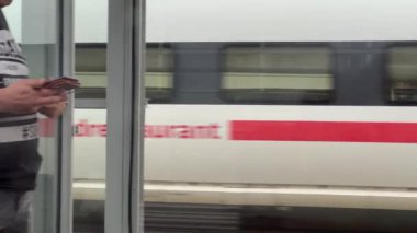 Alman yüksek hızlı treni ve geçen platformuyla Linz ana istasyonundan kalkan tren. Yüksek kalite 4k görüntü