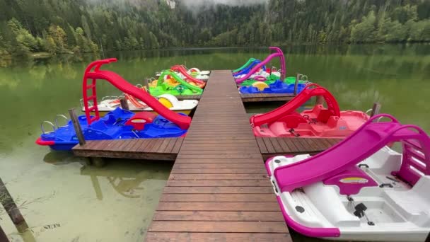 Barcos Pedal Coloridos Lago Alpino Imagens Alta Qualidade — Vídeo de Stock