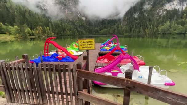 Kleurrijke Waterfietsen Bij Het Alpenmeer Hoge Kwaliteit Beeldmateriaal — Stockvideo