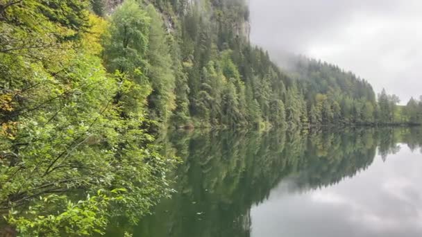 Βροχή Στην Αλπική Λίμνη Φθινόπωρο Υψηλής Ποιότητας Πλάνα Royalty Free Βίντεο Αρχείου