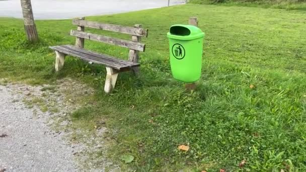 公共长椅和垃圾可以靠近人行道 高质量的4K镜头 — 图库视频影像