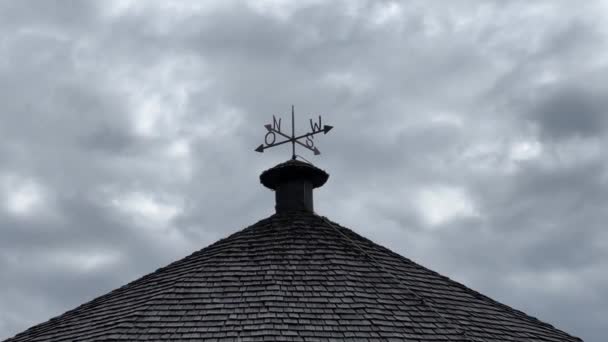 Kiremitli Çatıda Rüzgar Yönleri Yüksek Kalite Görüntü — Stok video
