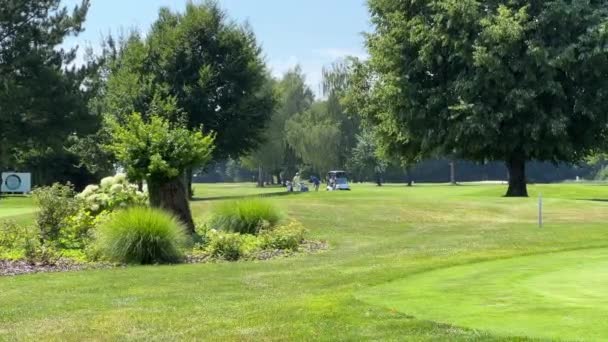 Golfplatz Mit Riesigem Golfball Hochwertiges Filmmaterial — Stockvideo