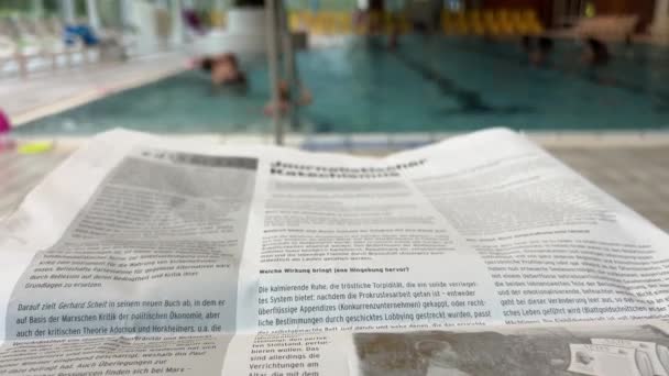 Halka Açık Yüzme Havuzunda Gazete Okumak Yüksek Kalite Görüntü — Stok video