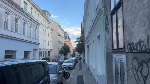 Calle Ciudad Con Coches Aparcados Viena Imágenes Alta Calidad — Vídeo de stock