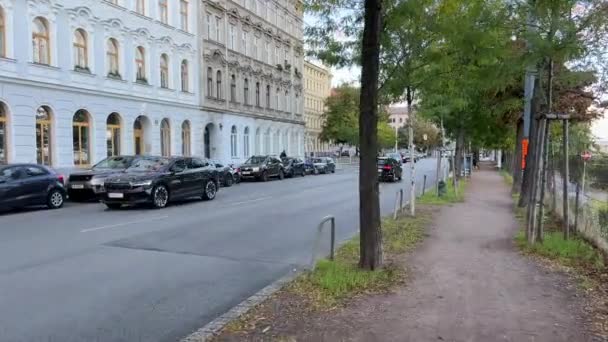 Stadsstraat Met Geparkeerde Auto Wenen Hoge Kwaliteit Beeldmateriaal — Stockvideo