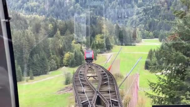 Ferrocarril Funicular Que Desciende Montaña Alpina Imágenes Alta Calidad — Vídeos de Stock