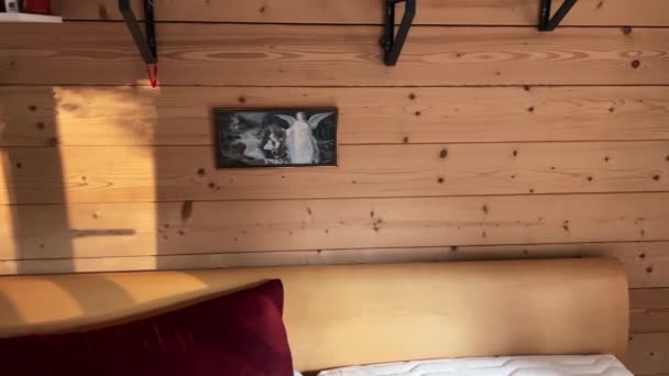 木製の壁と美しい日差しと寝室 高品質4K映像 — ストック動画