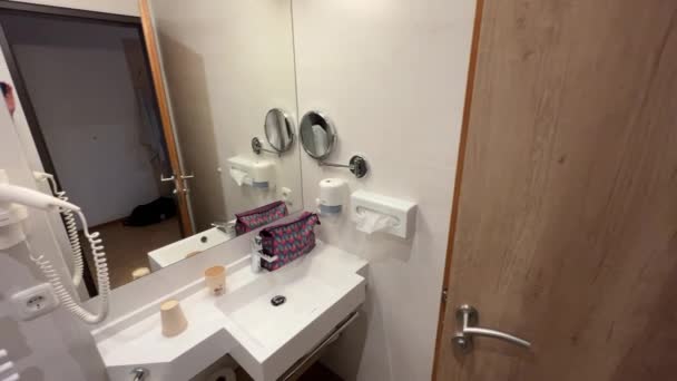 Blick Über Modernes Badezimmer Hotel Hochwertiges Filmmaterial — Stockvideo