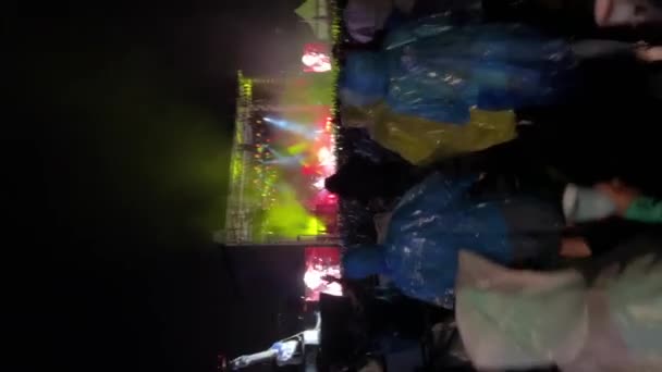 Duży Tłum Tańczący Koncercie Pop Deszczu Wysokiej Jakości Materiał — Wideo stockowe