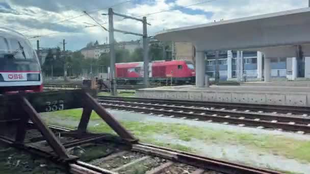 Tåg Som Avgår Från Huvudstationen Och Passerar Regionaltåget Högkvalitativ Film — Stockvideo