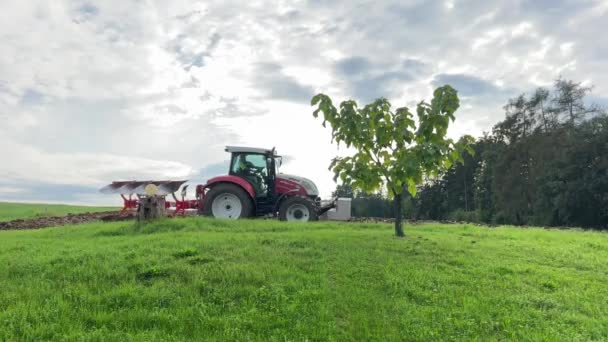 畑を木で耕すトラクター 高品質4K映像 — ストック動画