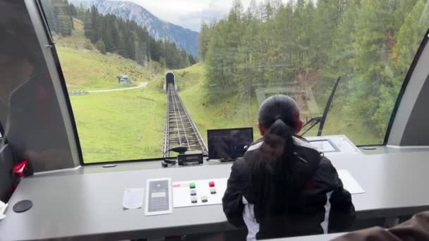 Füniküler Demiryolu Alp Dağı Ndan Iniyor Yüksek Kalite Görüntü — Stok video