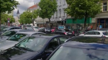 Alışveriş caddesindeki park arabaları, Wels, Yukarı Avusturya. Yüksek kalite 4k görüntü
