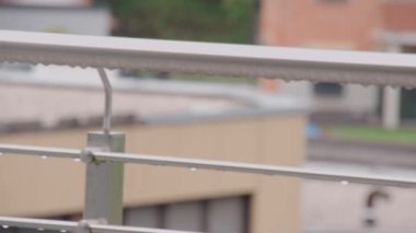 Terasa dayanan yağmur damlaları. Yüksek kalite 4k görüntü