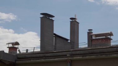 Çatıda çeşitli bacalar ve bacalar var. Yüksek kalite 4k görüntü