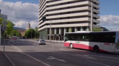 Yazın modern yerleşim yeri gökdeleni. Yüksek kalite 4k görüntü