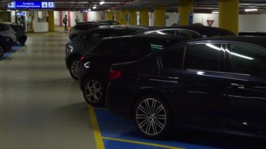 Sürücü arabalı yeraltı otoparkı. Yüksek kalite 4k görüntü
