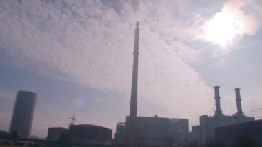 Dumanı tüten bir ısıtma tesisi. Yüksek kalite 4k görüntü