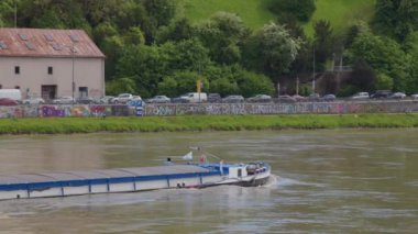 Kargo gemisi Linz 'deki Tuna Nehri' nde tünel yakınlarında. Yüksek kalite 4k görüntü