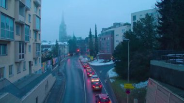 Kışın Linz Denizcilik Katedrali ile trafik yoğunluğu. Yüksek kalite 4k görüntü