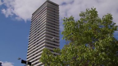 Yazın modern yerleşim yeri gökdeleni. Yüksek kalite 4k görüntü