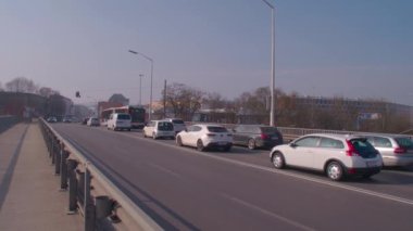 Kışın Linz caddesinde trafik vardı. Yüksek kalite 4k görüntü