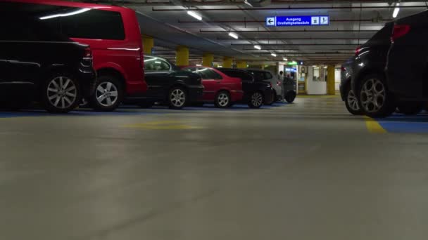 Parkir Mobil Bawah Tanah Dengan Mobil Mengemudi Rekaman Berkualitas Tinggi — Stok Video