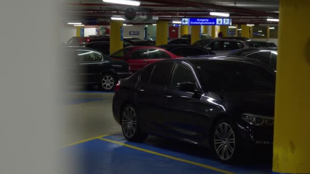 Sürücü Arabalı Yeraltı Otoparkı Yüksek Kalite Görüntü — Stok video