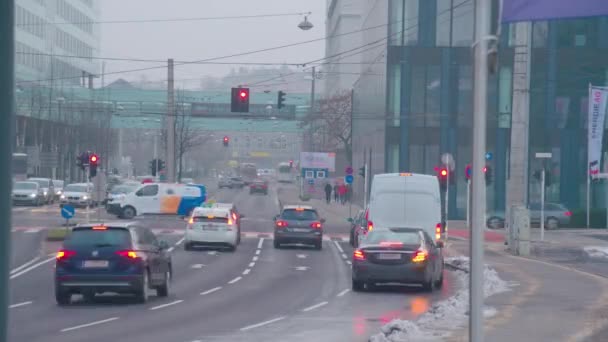 Der Verkehr Der Linzer Kärntner Straße Wird Winter Zeitraffer Umgeleitet — Stockvideo
