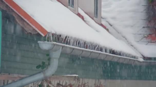 Derretendo Neve Caindo Sarjeta Telhado Imagens Alta Qualidade — Vídeo de Stock