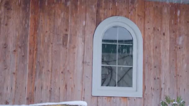 Padający Śnieg Drewnianym Domem Białym Oknem Wysokiej Jakości Materiał — Wideo stockowe