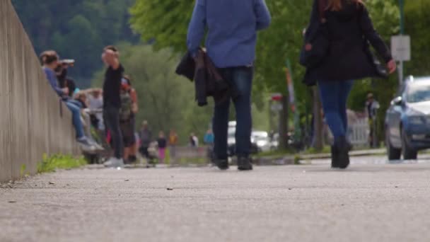 Fotgängare Vid Strandpromenaden Sommaren Högkvalitativ Film — Stockvideo