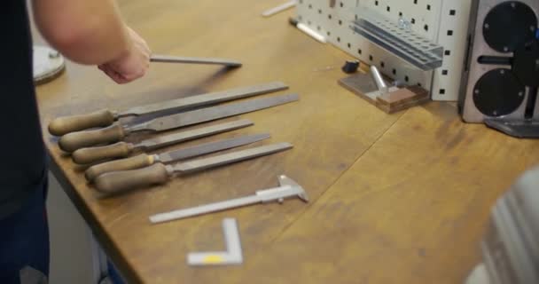 Metal Raspla Çalışan Bir Çırak Yüksek Kalite Görüntü — Stok video