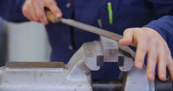 Metal Raspla Çalışan Bir Çırak Yüksek Kalite Görüntü — Stok video