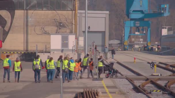 Güvenlik Yelekli Bir Grup Insan Linz Limanında Tur Atıyor Yüksek — Stok video