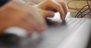 Bilgisayar ve fareyle çalışan bir öğrenci. Yüksek kalite 4k görüntü