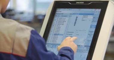 Değirmen makinesinin işçi görüntüsü ve konsolu. Yüksek kalite 4k görüntü