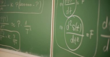 Tahtadaki fiziksel ve matematiksel formüller. Yüksek kalite 4k görüntü