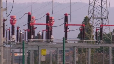 Transformatörler, alt istasyon ve güç şebekesi. Yüksek kalite 4k görüntü