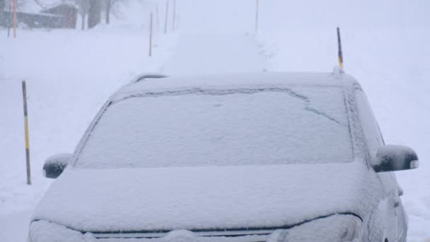 Удаление Снега Автомобиля Зимой Высококачественные Кадры — стоковое видео