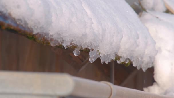 融化的雪落在屋顶的排水沟里 高质量的4K镜头 — 图库视频影像