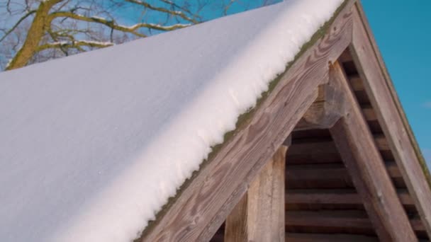 Topniejący Śnieg Spadający Dachu Rynsztoku Wysokiej Jakości Materiał — Wideo stockowe