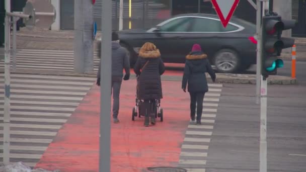 Linz Pedestres Com Carrinho Cruzando Rua Imagens Alta Qualidade — Vídeo de Stock