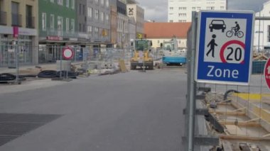 Almanya 'da yol işaretli yayaların olduğu bir inşaat alanı. Yüksek kalite 4k görüntü