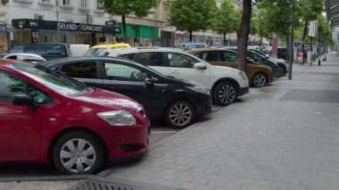 Şehir sokağında arka arkaya arabaları park ediyorlar. Yüksek kalite 4k görüntü