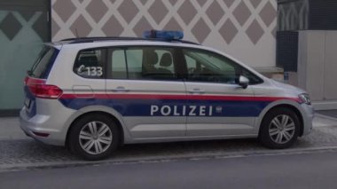 Polis arabası şehir kaldırımına park ediyor. Yüksek kalite 4k görüntü