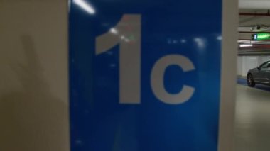 Sürücü arabalı yeraltı otoparkı. Yüksek kalite 4k görüntü