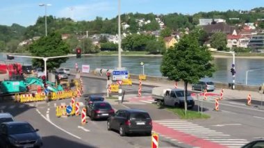 Linz Manzarası 'ndan Donau' ya inşaat alanı ve trafik. Yüksek kalite 4k görüntü